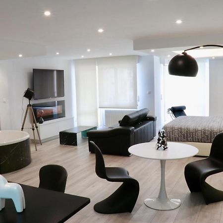 Black And White Suitte "Plaza" Noja Extérieur photo