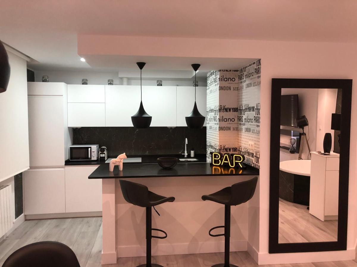 Black And White Suitte "Plaza" Noja Extérieur photo