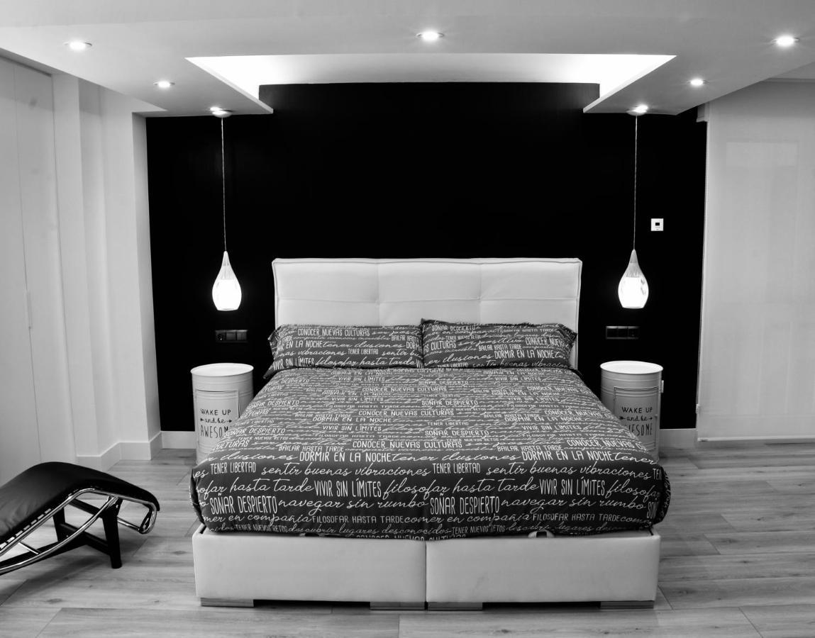 Black And White Suitte "Plaza" Noja Extérieur photo