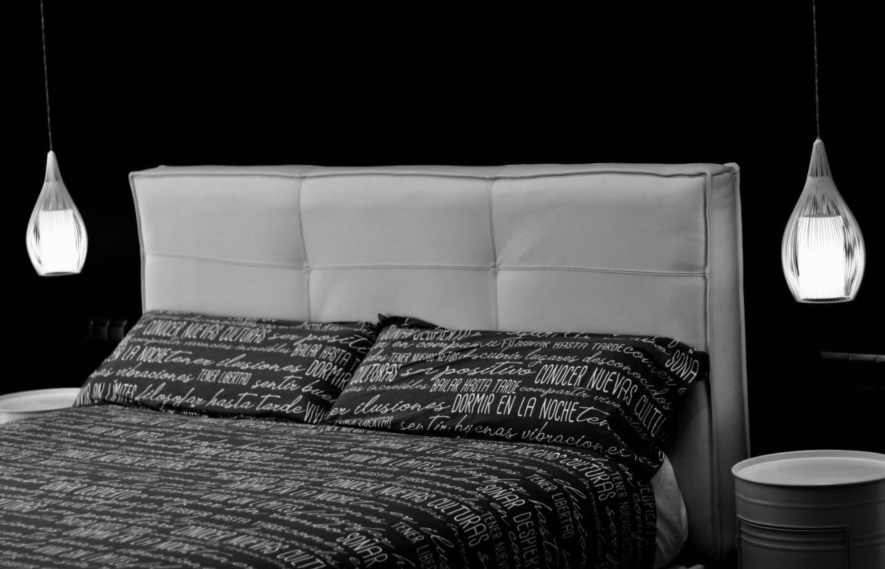 Black And White Suitte "Plaza" Noja Extérieur photo