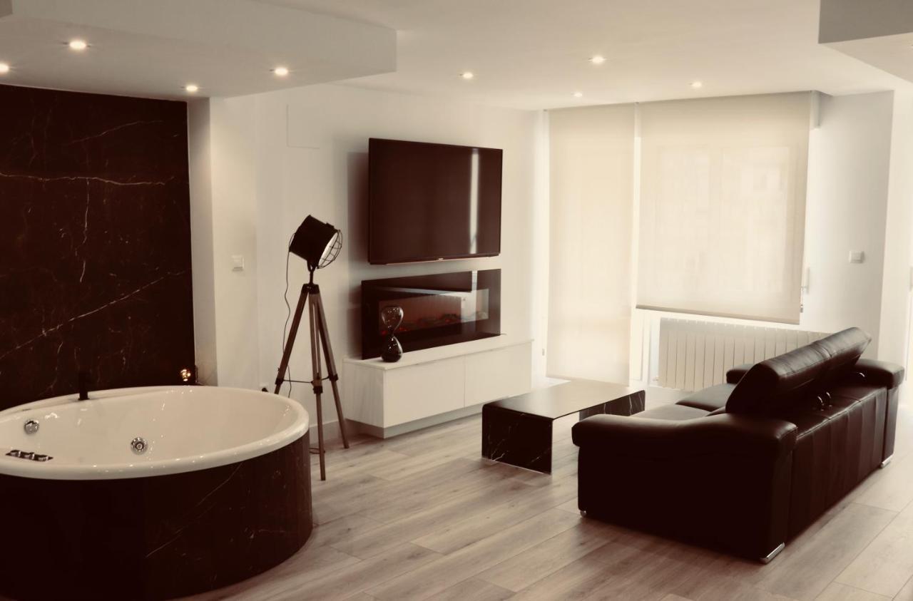 Black And White Suitte "Plaza" Noja Extérieur photo