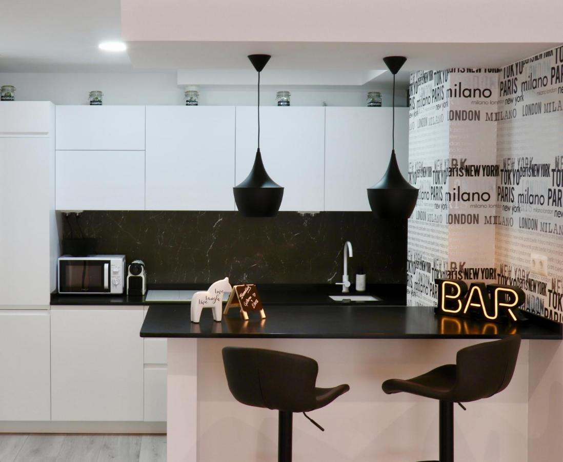 Black And White Suitte "Plaza" Noja Extérieur photo