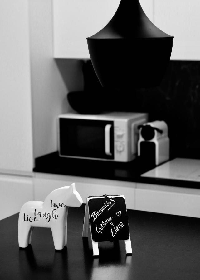 Black And White Suitte "Plaza" Noja Extérieur photo