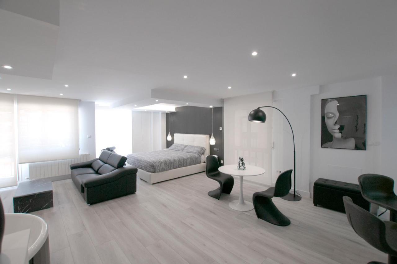 Black And White Suitte "Plaza" Noja Extérieur photo